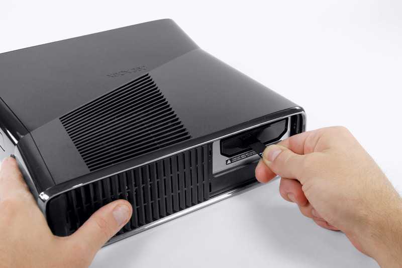 Как разобрать xbox 360 в домашних. Разобрать Xbox 360 Slim. Xbox 360 s. Xbox 360 Slim защелки. Xbox 360 s крышка HDD.