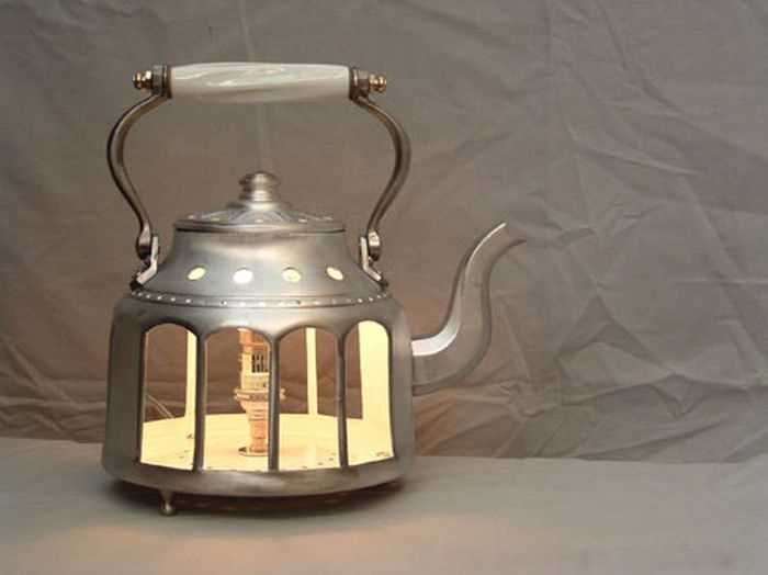 Чайник сделана из какого материала. Поделки из старого чайника. Лампа чайник. Старый чайник. Из старого электрочайника.