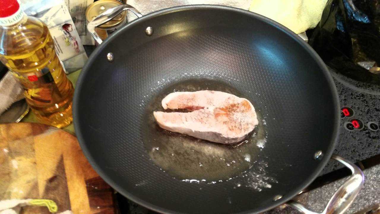 Жарят ли на топленом масле. Хорошие сковороды для жарки рыбы. Рыба жаренная в масле. Мясо жарить на растительном масле.