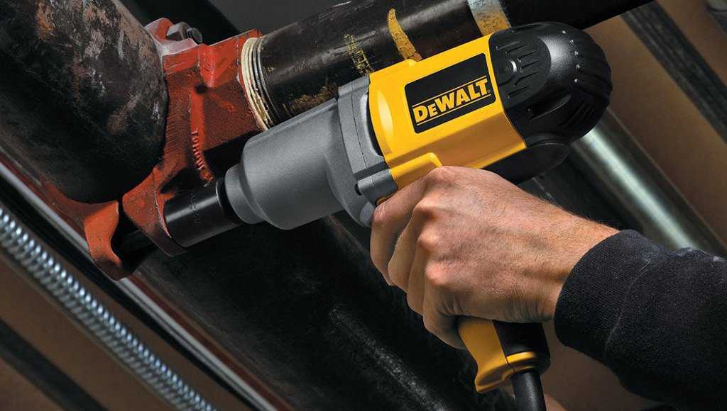 Лучший гайковерт для гаража. DEWALT DW 292. Пневмопистолет для откручивания гаек и болтов. Пневматический инструмент в работе. Гайковерт ручной.