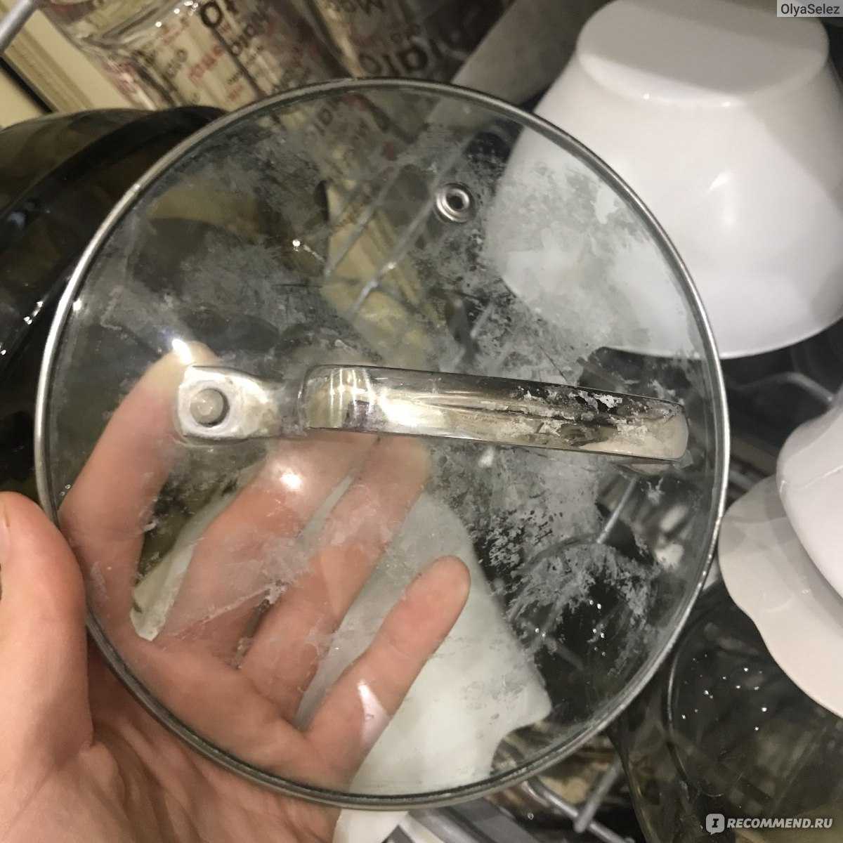 Почему налет в посудомоечной машине. Белый налет на посуде и в посудомоечной машине. Налёт на посуде после посудомойки. После посудомойки посуда в белом налете. Белый налет на стекле после посудомойки.
