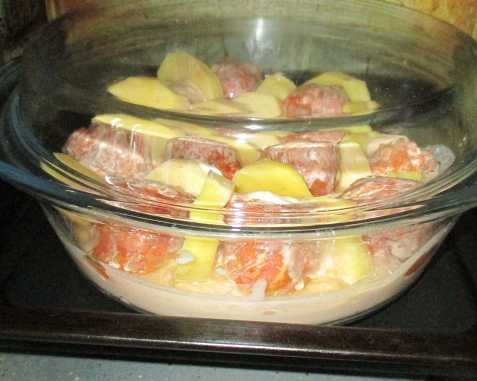 Можно запекать в стеклянной посуде. Блюда в стеклянной посуде в духовке. Мясо в духовке в стеклянной форме. Картошка с мясом в духовке в стеклянной посуде. Овощи в стеклянной форме для духовки.