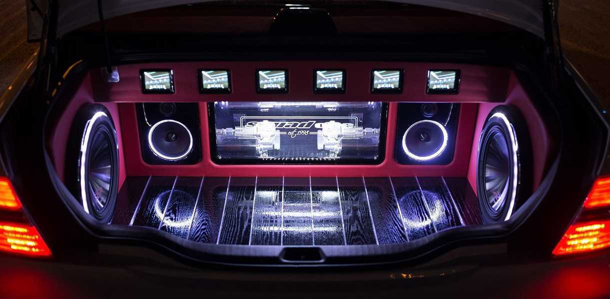 Топовые басы. Магнитофон car Audio System. Сабвуфер с подсветкой в машину. Автозвук машины. Машина с динамиками.