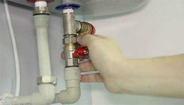 Как правильно отключать водонагреватель при отключении воды