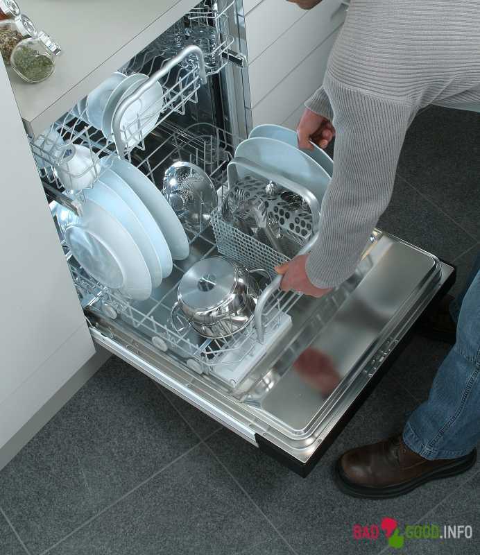 Первый пуск посудомоечной машины. Посудомоечная машина Electrolux ESF 65010. Hotpoint Dishwasher hsfo 3t223 WC X. Посуда в посудомоечной машине. Посуда моющая машина.