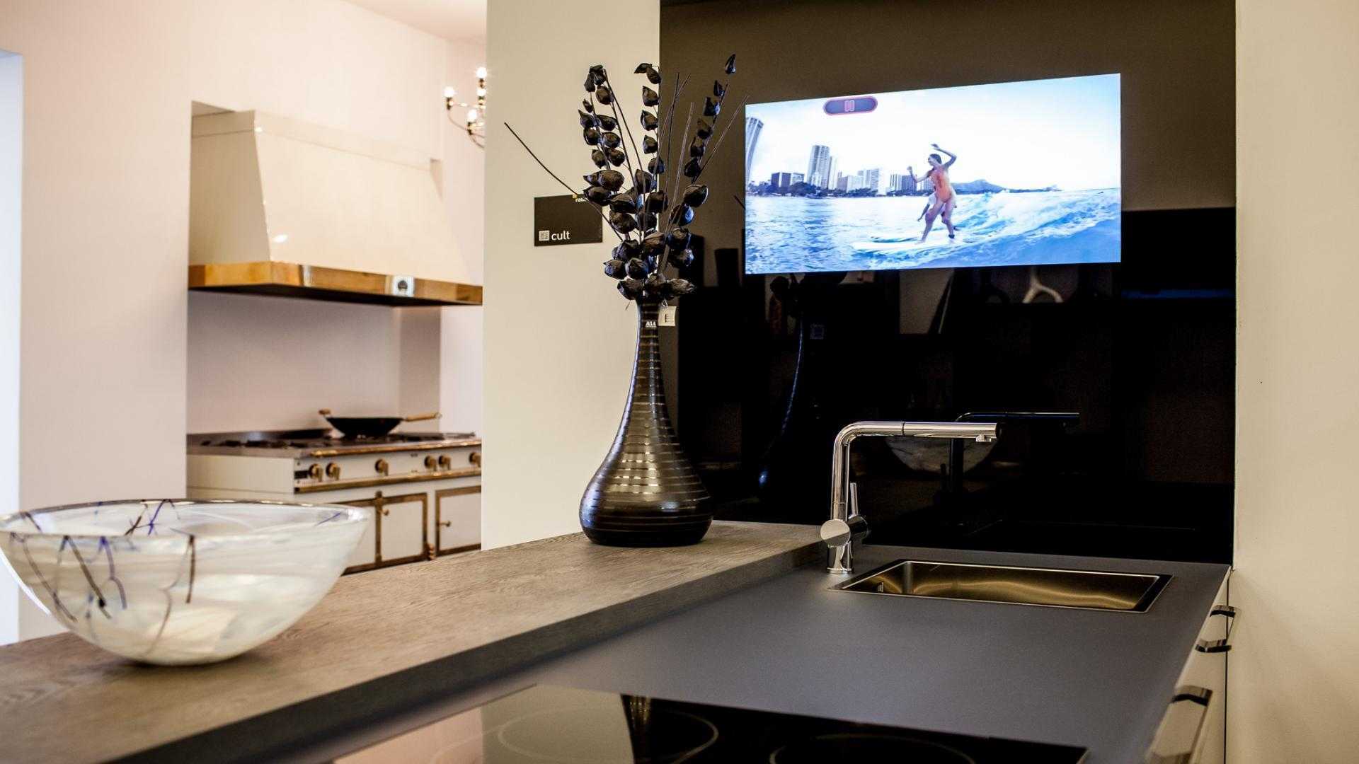 Телевизор для кухни 20. Телевизор на кухню со Smart TV 24 дюйма. Встраиваемый телевизор для кухни. Подвесной телевизор на кухню. Телевизор НАК кухню на стену.