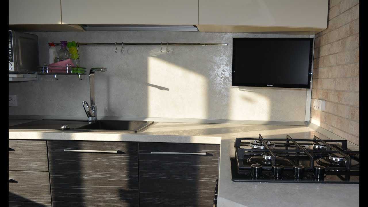 Телевизор для кухни 20. Телевизор на фартуке кухни. Телевизор на кухонном фартуке. Телевизор на стеновой панели на кухне. Телевизор над фартуком на кухне.