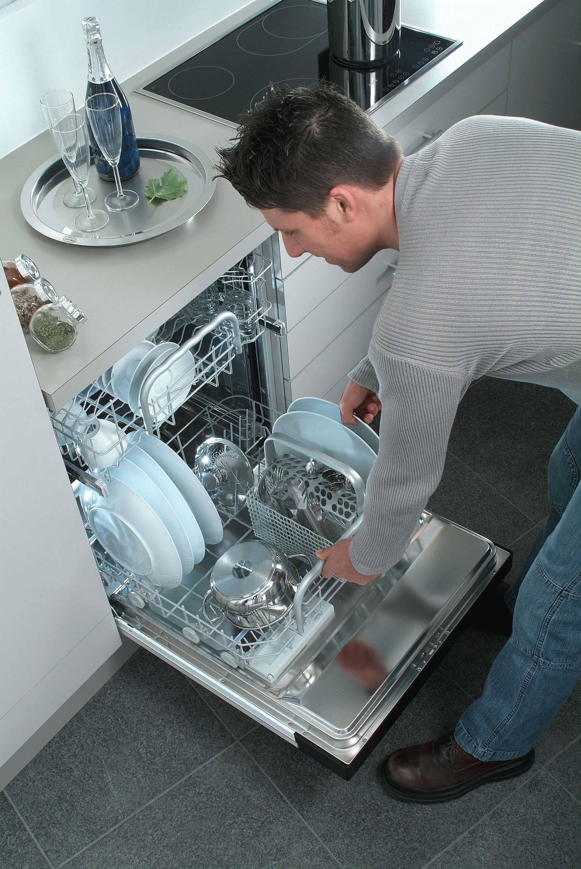Почему плохо моет посудомойка. Для посудомоечных машин. Посуда моющая машина. Эксплуатация посудомоечной машины. Посудомоечная машина на кухне.