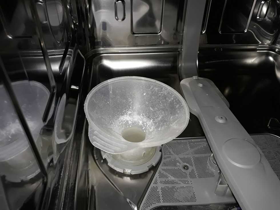 Снежинка на посудомойке. Посудомоечная машина Ханса 60 соль. Bosch посудомойка отсек для соли в посудомоечной. Воронка для ПММ Beko. Воронка для посудомоечной машины Bosch.