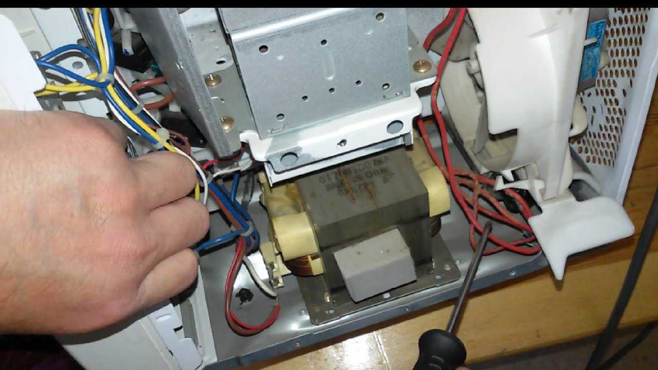 Проверить и разрядить конденсатор микроволновки