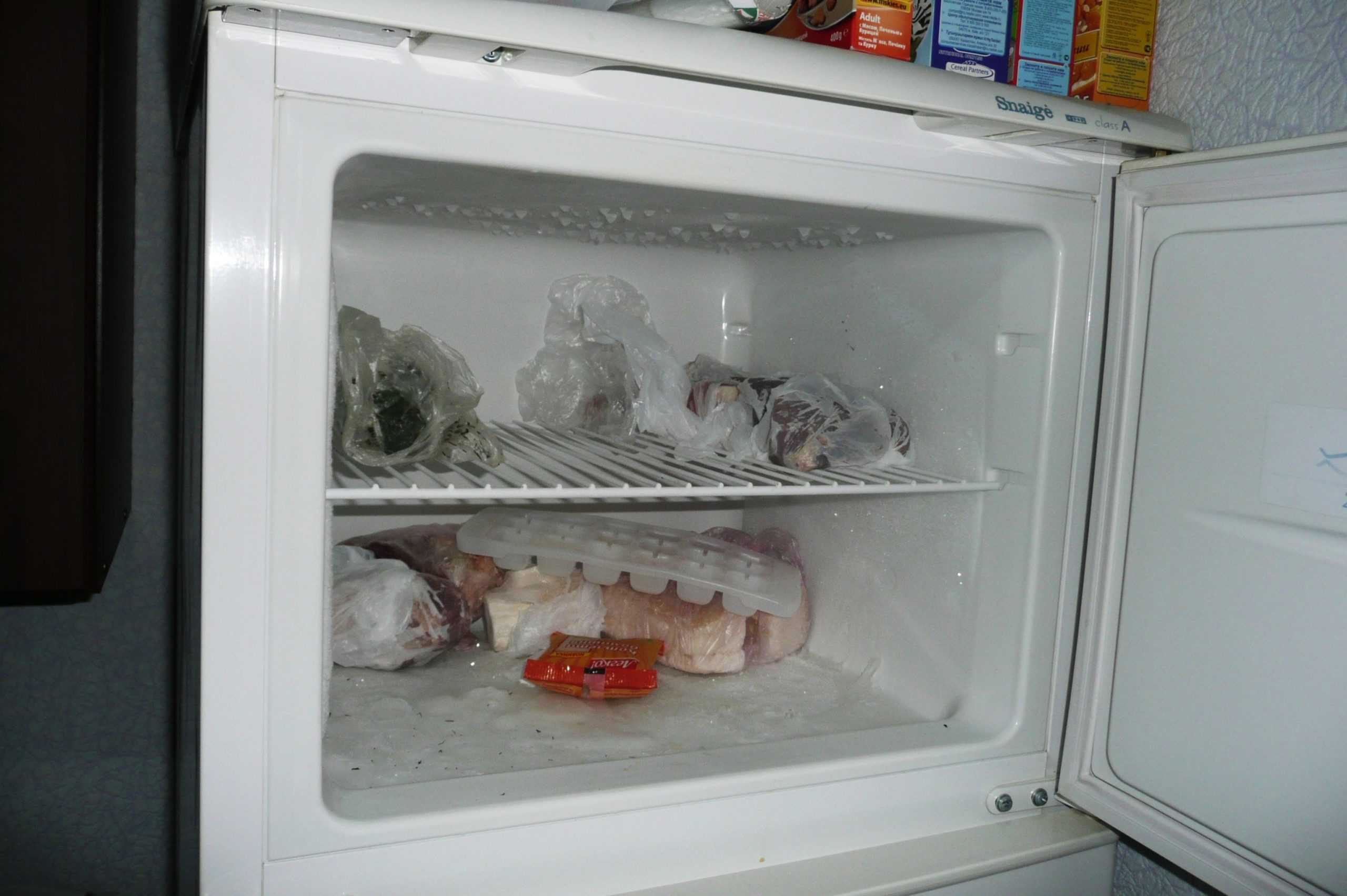 Нужно размораживать холодильник no frost. Разморозка холодильника Атлант. Холодильник с морозильной камерой. Морозилка старого холодильника. Морозильная камера перемораживает.
