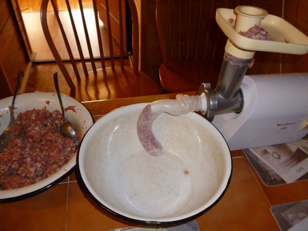 Рецепт домашней колбасы в кишке через мясорубку
