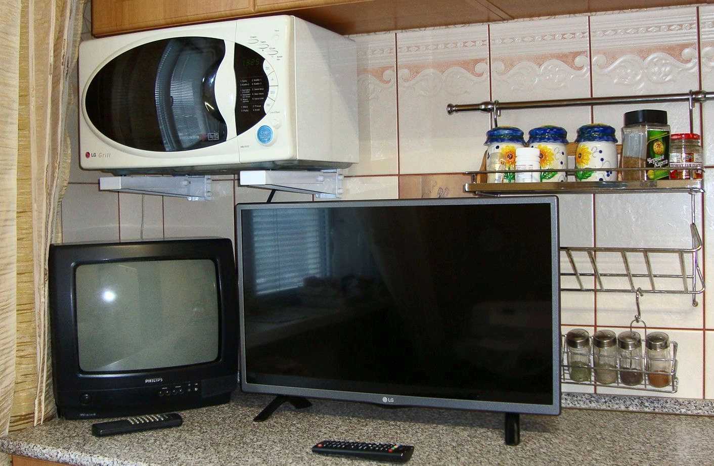 Телевизор на кухню с wifi. Телевизор 32 дюйма на кухне. Мини телевизор на кухню. Маленький телевизор на кухню диагональ. Телевизор 28 дюймов на кухню.