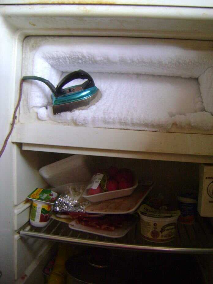 Можно отключать морозильную камеру. Сломанный холодильник. Холодильник размораживается. Разморозить холодильник. Холодильник разморозился.